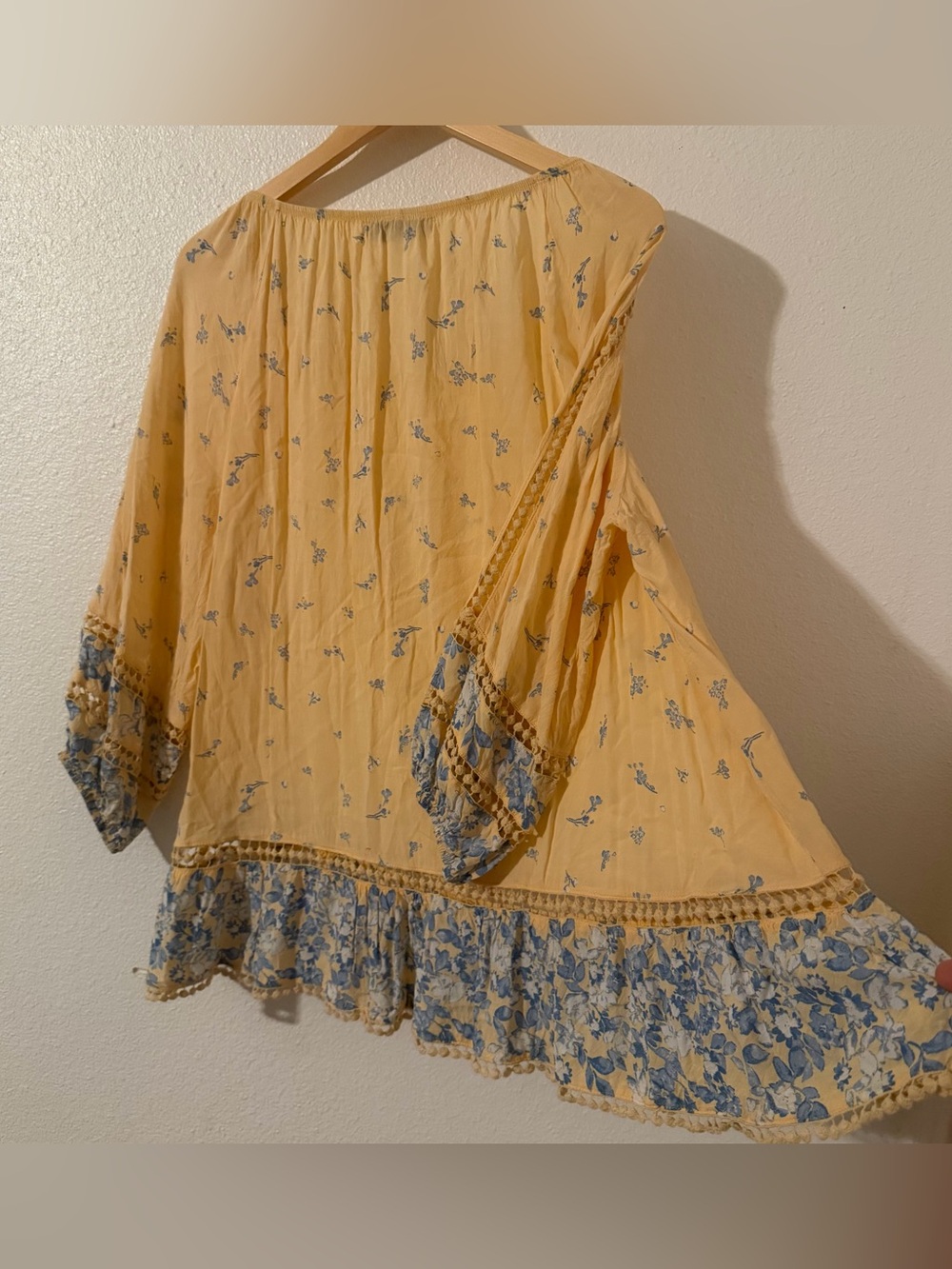 Fever Yellow Floral Peasant Blouse with Blue Trim Size 2X - Picture 9 of 10